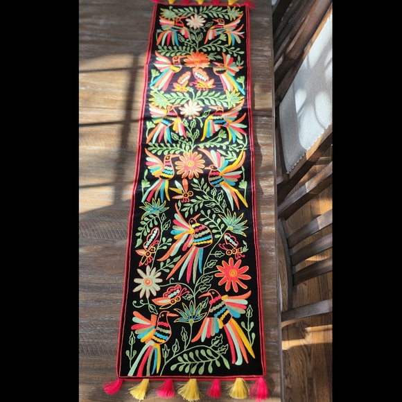 NWOT hand embroidered table runner. - Picture 1 of 5